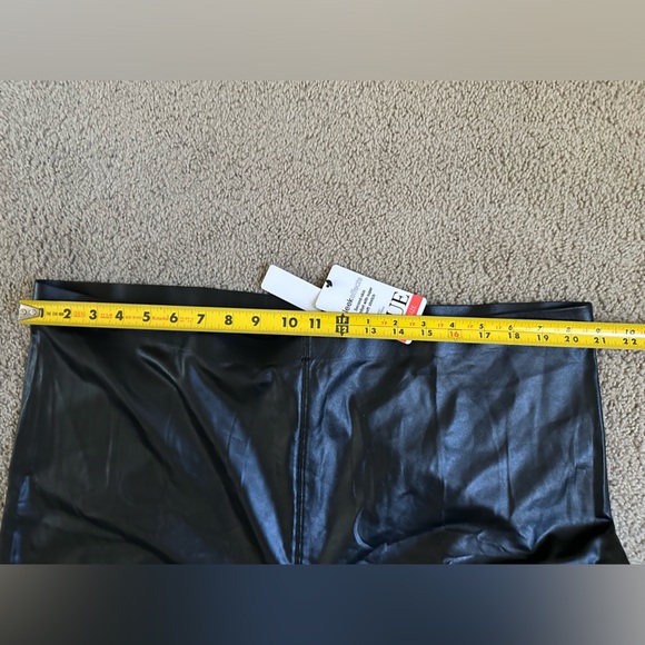 NWT HUE Sleek Effect Leatherette Leggings 3X - Picture 7 of 13